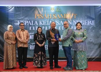 Bupati Ketapang, Alexander Wilyo menyerahkan cinderamata kepada Kajari Ketapang, Jumat (12/12/2025).(Foto: Prokopim Pemkab Ketapang).