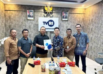 Bupati Alex ketika berkunjung ke Kantor TVRI Kalbar.