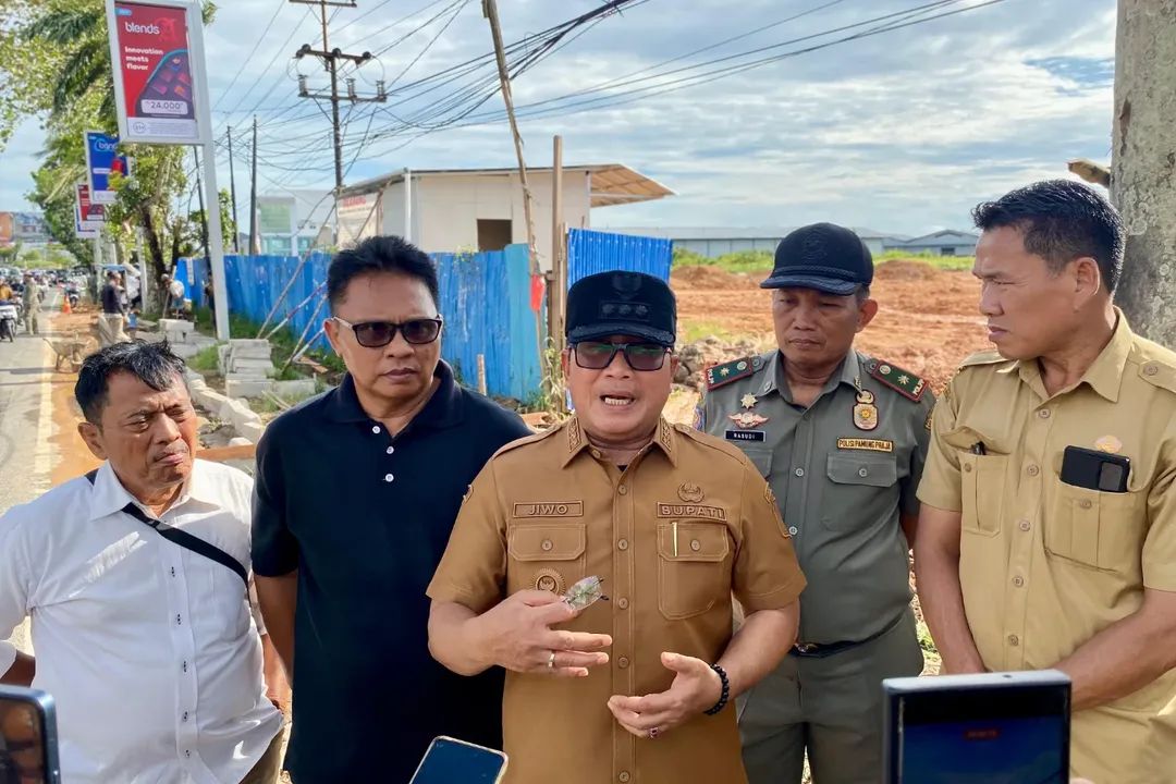 Bupati Kubu Raya Sujiwo turun langsung ke lokasi proyek pada Selasa (16/12/2025)