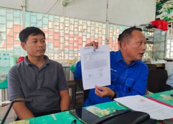 Ketua Ormas Saber Kalbar saat menunjukkan surat laporan polisi terhadap warga Desa Bika ke Polisi. Taufik