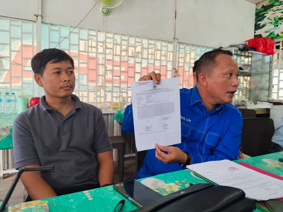 Ketua Ormas Saber Kalbar saat menunjukkan surat laporan polisi terhadap warga Desa Bika ke Polisi. Taufik