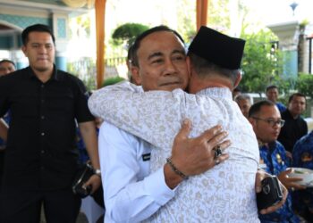 Wakil Gubernur Kalimantan Barat, Krisantus Kurniawan, tampak berpelukan dengan Gubernur Kalbar, Ria Norsan, saat menghadiri perayaan ulang tahun ke-58 Gubernur Ria Norsan di kediaman pribadinya di Jalan Pangeran Natakusuma, Pontianak, Rabu (17/12/2025).
