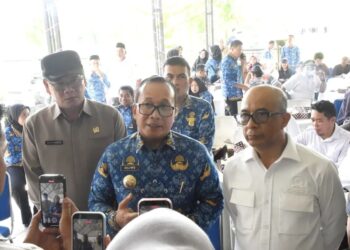 Bupati Kubu Raya Sujiwo mendampingi Anggota Komisi V DPR RI Syarif Abdullah Alkadrie melakukan kunjungan kerja ke situs cagar budaya Keraton Kerajaan Kubu, Kecamatan Kubu, Rabu (17/12/2025).