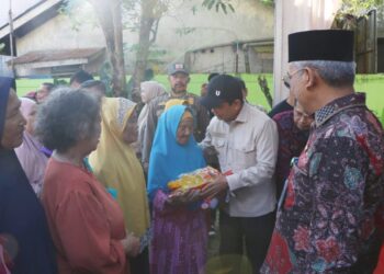 Wakil Wali Kota Pontianak Bahasan menyerahkan secara simbolis paket sembako di Operasi Pasar Murah di Halaman Kantor Camat Pontianak Utara