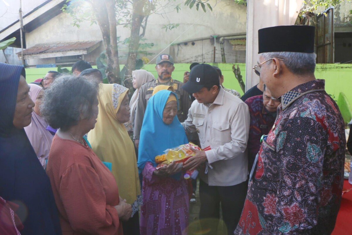 Wakil Wali Kota Pontianak Bahasan menyerahkan secara simbolis paket sembako di Operasi Pasar Murah di Halaman Kantor Camat Pontianak Utara