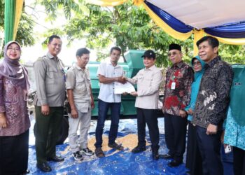 Wakil Wali Kota Pontianak Bahasan menyerahkan bantuan alat dan mesin pertanian kepada para petani.