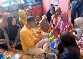 Antusiasme ibu ibu di desa pelapis saat mengikuti pelatihan pengolahan hasil perikanan yang diinisiasi PT Dharma Inti Bersama (DIB). Foto (Istimewa)