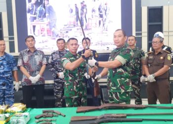 Kodam XII/Tanjungpura memusnahkan ribuan senjata api rakitan dan puluhan kilogram narkotika di Markas Kodam XII/Tanjungpura, Jalan Mayor Alianyang, Kabupaten Kubu Raya, Kalimantan Barat, Kamis (18/12/2025).