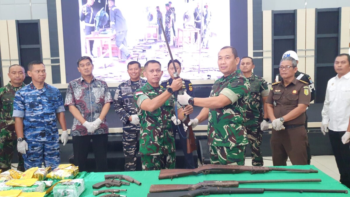 Kodam XII/Tanjungpura memusnahkan ribuan senjata api rakitan dan puluhan kilogram narkotika di Markas Kodam XII/Tanjungpura, Jalan Mayor Alianyang, Kabupaten Kubu Raya, Kalimantan Barat, Kamis (18/12/2025).
