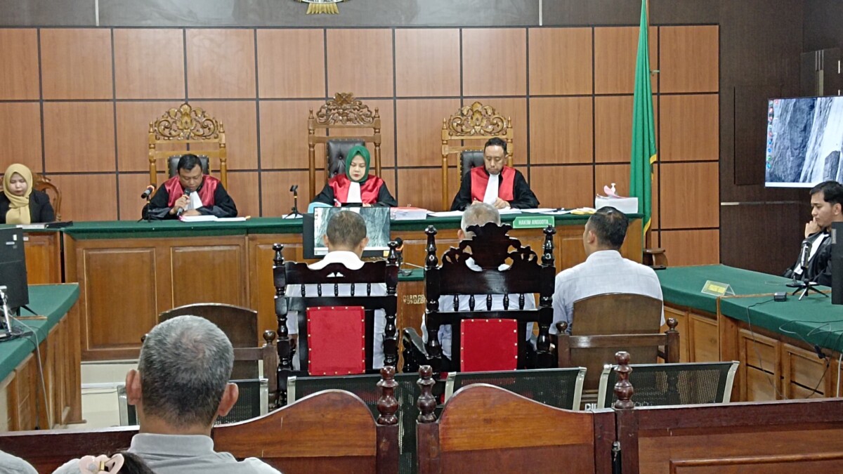 Sidang Pengadilan Tipikor Pontianak jatuhkan vonis terhadap tiga terdakwa dalam perkara korupsi penyimpangan pemberian keringanan retribusi jasa usaha atas pemanfaatan Hak Pengelolaan Atas Tanah (HPL) milik Pemerintah Kota Singkawang, Kamis, 18 Desember 2025.
