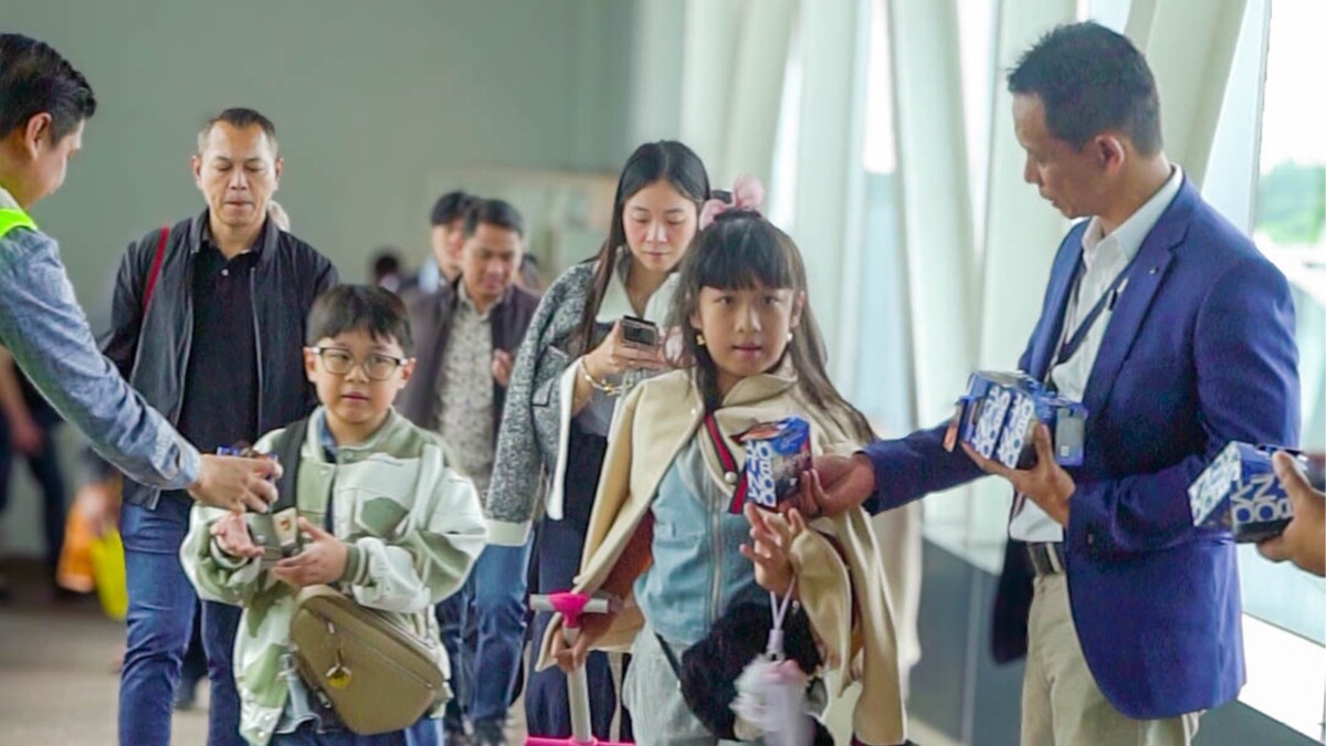 General Manager Novotel Pontianak Convention Centre  Rispugi Listanto membagikan kukis ke penumpang Garuda Indonesia di bandara Supadio Pontianak, Kab. Kubu Raya, Kamis 18 Desember 2025.