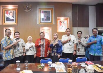 Wakil Bupati Kubu Raya Sukiryanto menerima kunjungan Tenaga Ahli Utama KSP Heri Saktiyanto di ruang kerja wakil bupati, Kamis (18/12/2025)