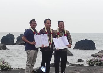 Usai penandatanganan MoU antara Pemkab Jember dengan Perhutani dan PT Palawi di Papuma (foto: Jurnalis.co.id/Sigit)