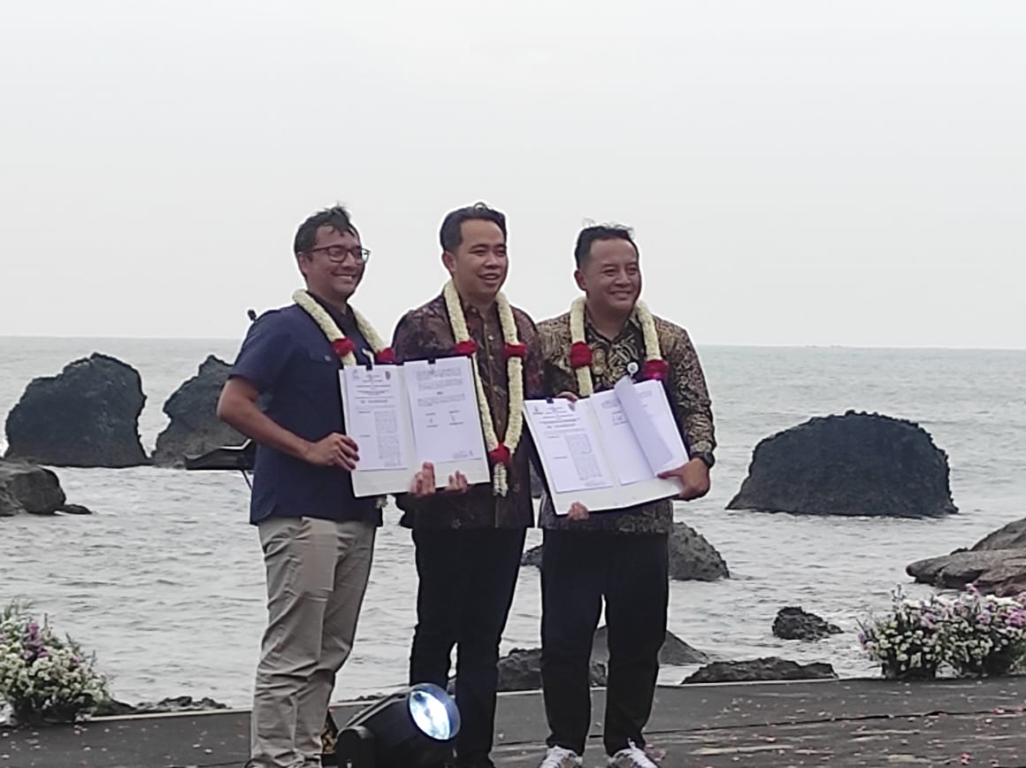 Usai penandatanganan MoU antara Pemkab Jember dengan Perhutani dan PT Palawi di Papuma (foto: Jurnalis.co.id/Sigit)