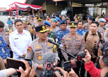 Kapolda Kalimantan Barat Irjen Pol Pipit Rismanto saat diwawancarai awak media, di Mapolda Kalbar, Jalan Ahmad Yani, Pontianak, Jumat (19/12/2025).