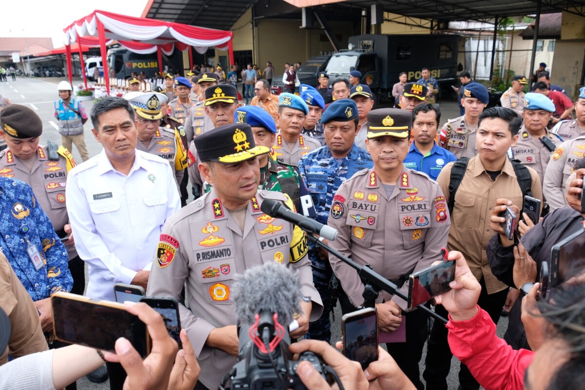 Kapolda Kalimantan Barat Irjen Pol Pipit Rismanto saat diwawancarai awak media, di Mapolda Kalbar, Jalan Ahmad Yani, Pontianak, Jumat (19/12/2025).