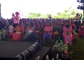 Emak-emak non muslim ikut serta dalam Apel Shalawat Kebangsaan di lapangan Desa Gunungsari Kecamatan Umbulsari, Jember (foto:Jurnalis.co.id/Sigit)