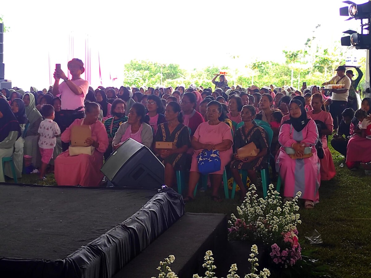 Emak-emak non muslim ikut serta dalam Apel Shalawat Kebangsaan di lapangan Desa Gunungsari Kecamatan Umbulsari, Jember (foto:Jurnalis.co.id/Sigit)