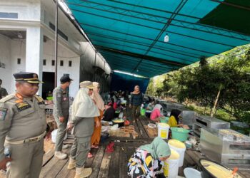 Petugas Satpol PP Kota Pontianak menertibkan pelaku usaha yang menggunakan gas LPG 3kg.