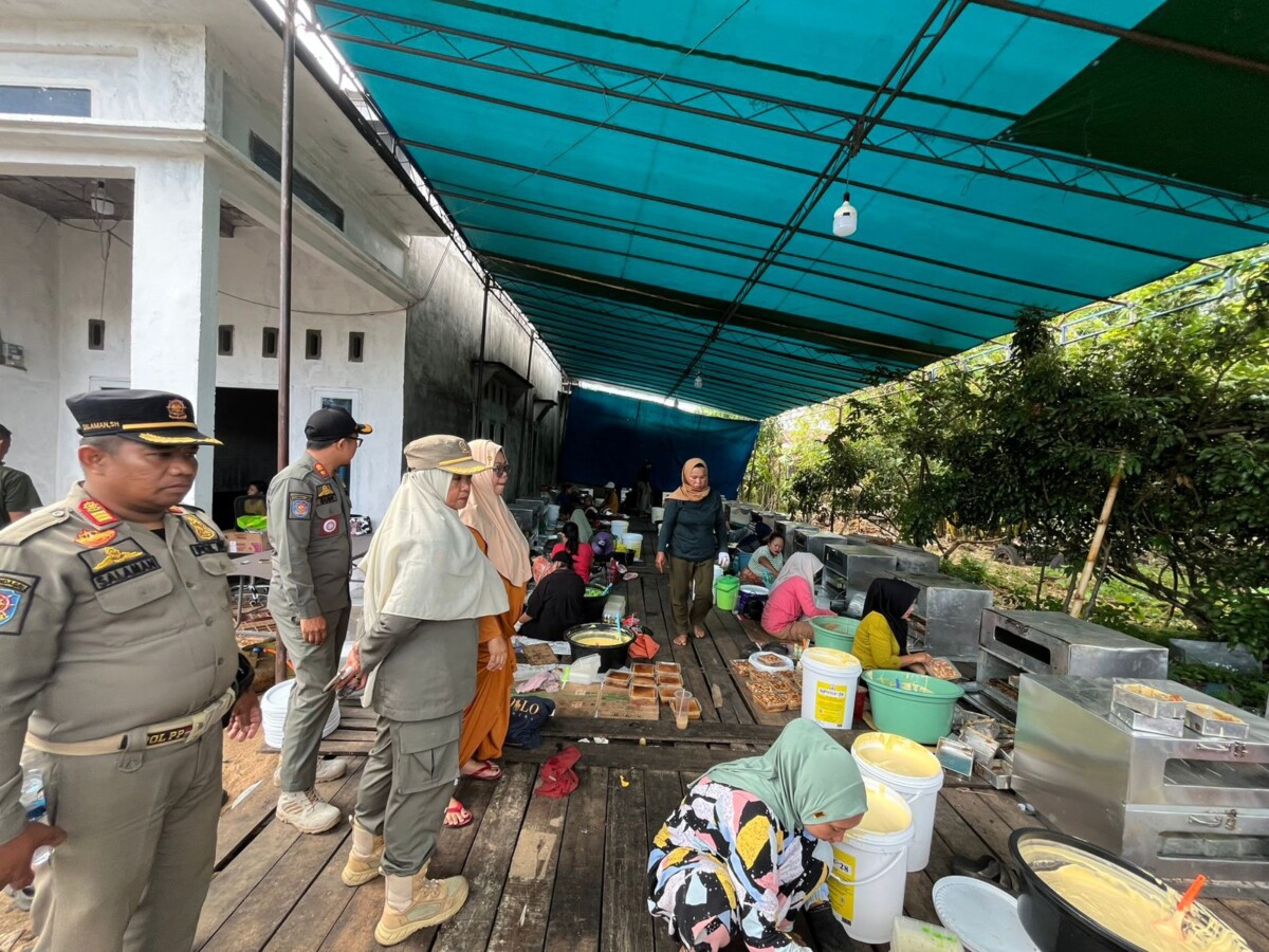 Petugas Satpol PP Kota Pontianak menertibkan pelaku usaha yang menggunakan gas LPG 3kg.