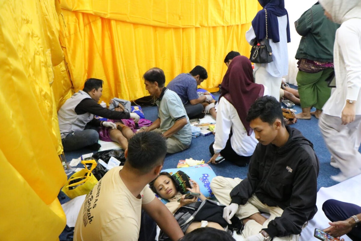 Sejumlah anak tengah menjalani khitan yang digelar oleh Yayasan Lentera Mutiara Kasih .