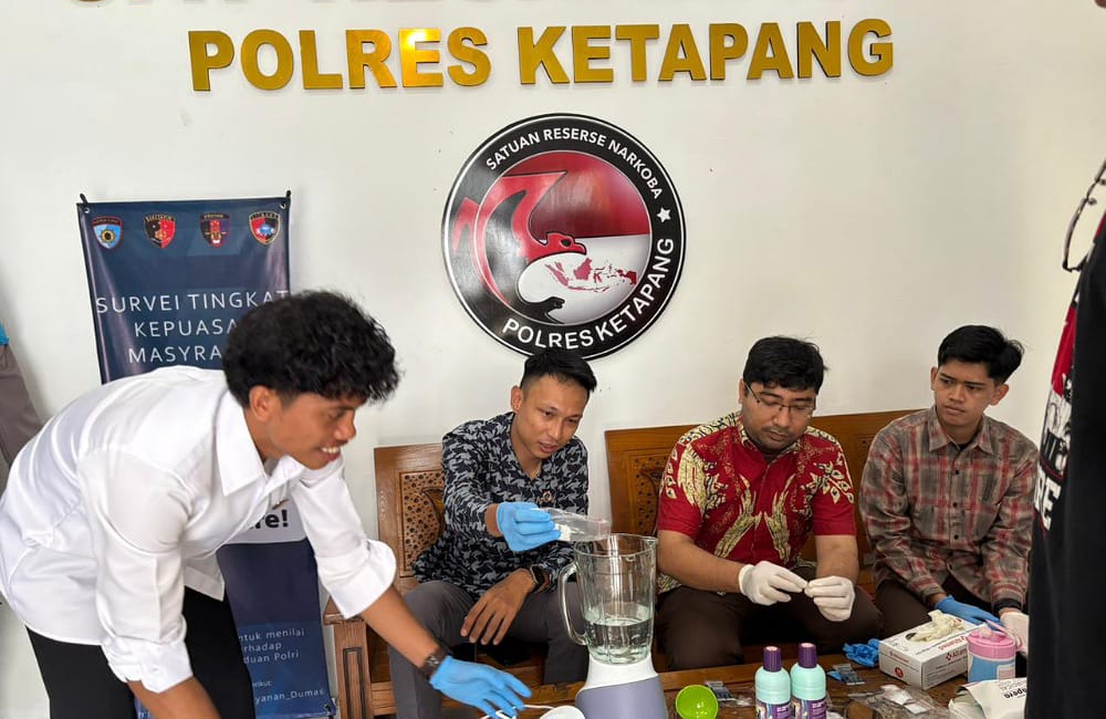 Proses pemusnahan BB Narkotika oleh Sat Res Narkoba Polres Ketapang. Foto: Humas Polres.