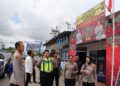 Kapolres Ketapang, AKBP Muhammad Harris mengecek langsung pos pengamanan Operasi Lilin Kapuas. Foto: Humas Polres.