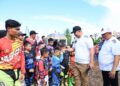 Bupati Alex menyalami para peserta Kejuaraan Grasstrack sebelum bertanding. Foto: Prokopim.