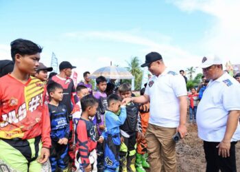 Bupati Alex menyalami para peserta Kejuaraan Grasstrack sebelum bertanding. Foto: Prokopim.