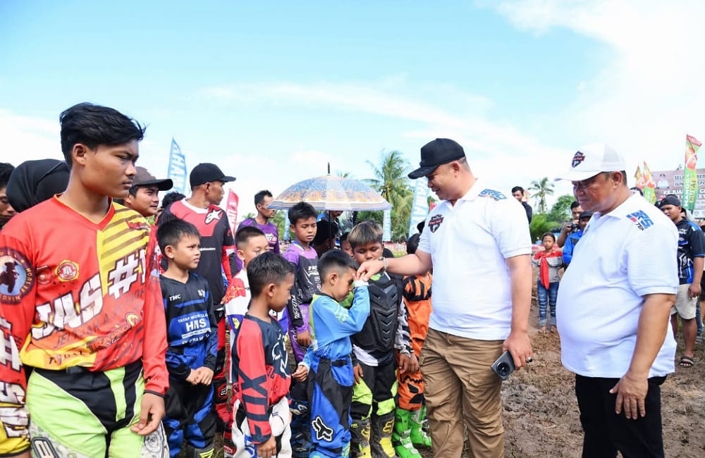 Bupati Alex menyalami para peserta Kejuaraan Grasstrack sebelum bertanding. Foto: Prokopim.