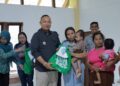 Bupati Alex memberikan bingkisan kepada salah satu warga di Kecamatan Tumbang Titi. Foto: Prokopim.