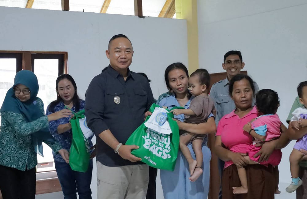 Bupati Alex memberikan bingkisan kepada salah satu warga di Kecamatan Tumbang Titi. Foto: Prokopim.