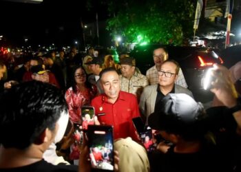 Krisantus saat meninjau stan-stan kuliner UMKM bersama Bupati Kubu Raya Sujiwo.