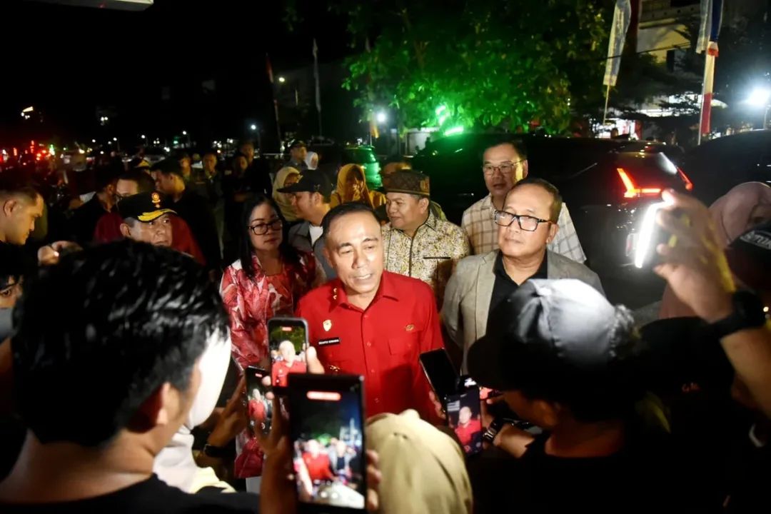 Krisantus saat meninjau stan-stan kuliner UMKM bersama Bupati Kubu Raya Sujiwo.