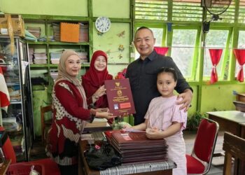 Bupati Ketapang, Alexander Wilyo ketika mengambil langsung rapor putrinya, Jumat (19/12). Foto: Istimewa.