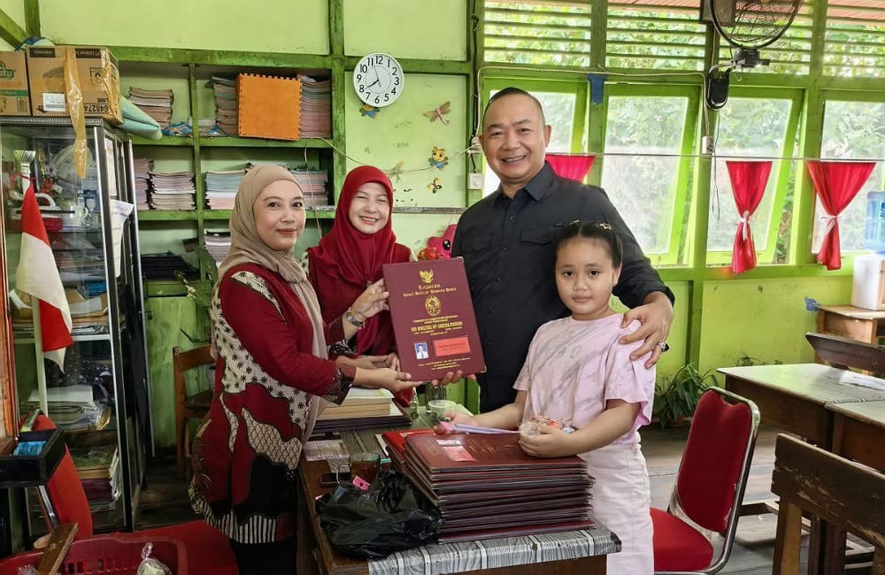 Bupati Ketapang, Alexander Wilyo ketika mengambil langsung rapor putrinya, Jumat (19/12). Foto: Istimewa.