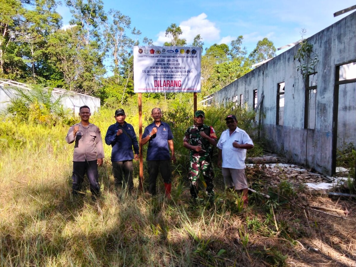 Lahan kebun sawit di Desa Nanga Nuar yang dipasang plang oleh Satgas PKH ini akhirnya dicabut masyarakat. Ist