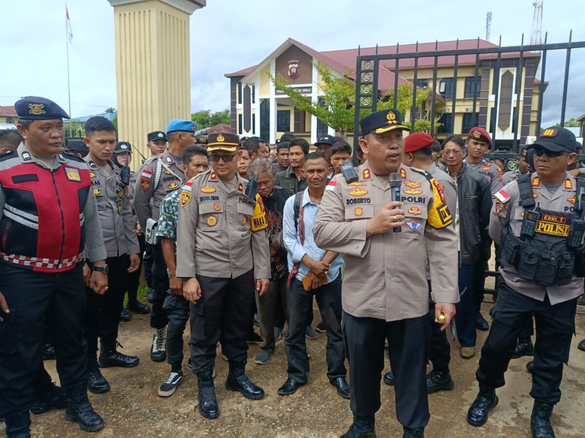 Kapolres Kapuas Hulu AKBP Aprianto Uda saat menyambut kedatangan masyarakat Desa Bika. Taufik