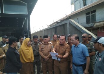 Sujiwo saat melakukan penertiban GT Radial Daya Motor II di kawasan Serdam, Senin (22/12/2025).