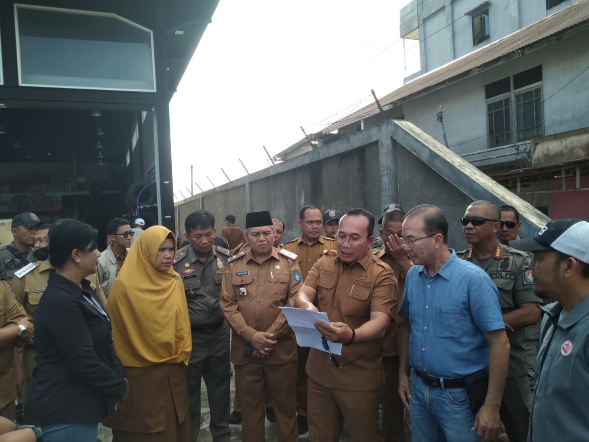 Sujiwo saat melakukan penertiban GT Radial Daya Motor II di kawasan Serdam, Senin (22/12/2025).