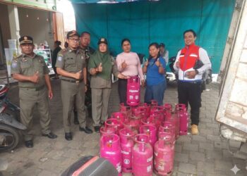 Satpol PP Kota Pontianak bersama instansi terkait melakukan penegakan Perda penggunaan Gas Elpiji 3kg bersubsidi oleh pelaku usaha, pada Senin (22/12/2025) di wilayah Kecamatan Pontianak Utara.