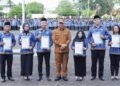 Bupati Ketapang, Alexander Wilyo poto bersama PPPK Paruh Waktu usai menyerahkan SK secara simbolis. Foto: Prokopim.