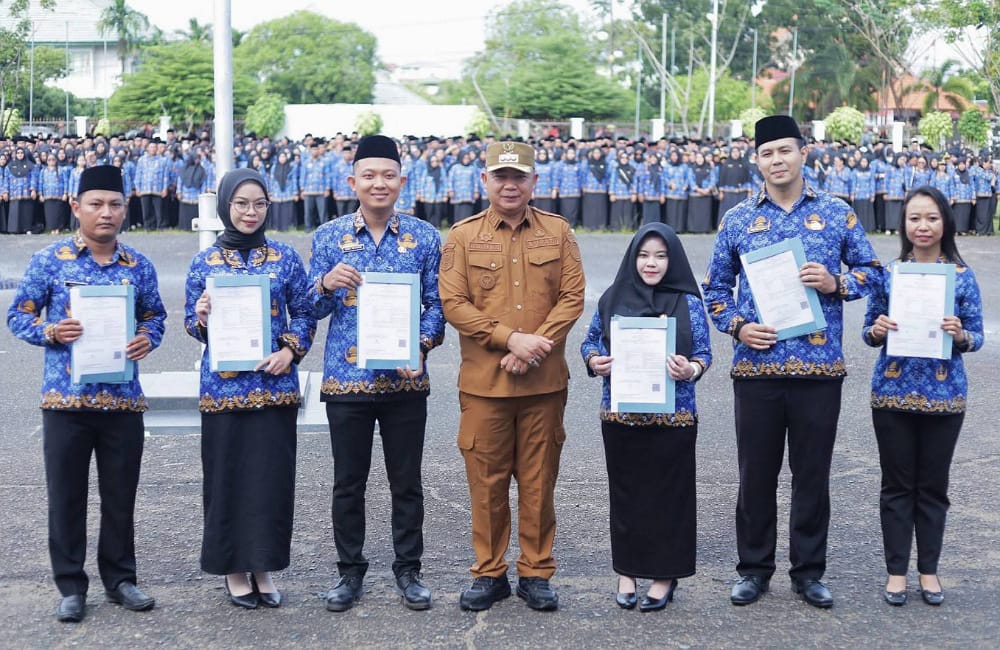 Bupati Ketapang, Alexander Wilyo poto bersama PPPK Paruh Waktu usai menyerahkan SK secara simbolis. Foto: Prokopim.