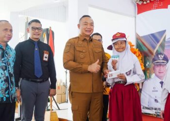 Bupati Ketapang, Alexander Wilyo menyerahkan langsung Kartu Ketapang Pintar kepada salahh satu siswa penerima, Senin (22/12). Foto: Prokopim.