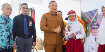 Bupati Ketapang, Alexander Wilyo menyerahkan langsung Kartu Ketapang Pintar kepada salahh satu siswa penerima, Senin (22/12). Foto: Prokopim.