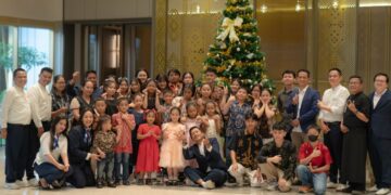 Manajemen Novotel Pontianak Convention Centre foto bersama Panti Asuhan Teressa Bakti dalam kegiatan perayaan Natal dengan aksi Corporate Social Responsibility (CSR) yang berlangsung di VIP Dinning Room Food Exchange Novotel Pontianak Convention Centre, Selasa, 23 Desember 2025.