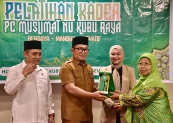 Sujiwo saat membuka Pelatihan Kader Pimpinan Cabang Muslimat Nahdlatul Ulama Kabupaten Kubu Raya yang digelar di Hotel Four Point, Sungai Raya, Selasa (23/12/2025).