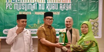 Sujiwo saat membuka Pelatihan Kader Pimpinan Cabang Muslimat Nahdlatul Ulama Kabupaten Kubu Raya yang digelar di Hotel Four Point, Sungai Raya, Selasa (23/12/2025).