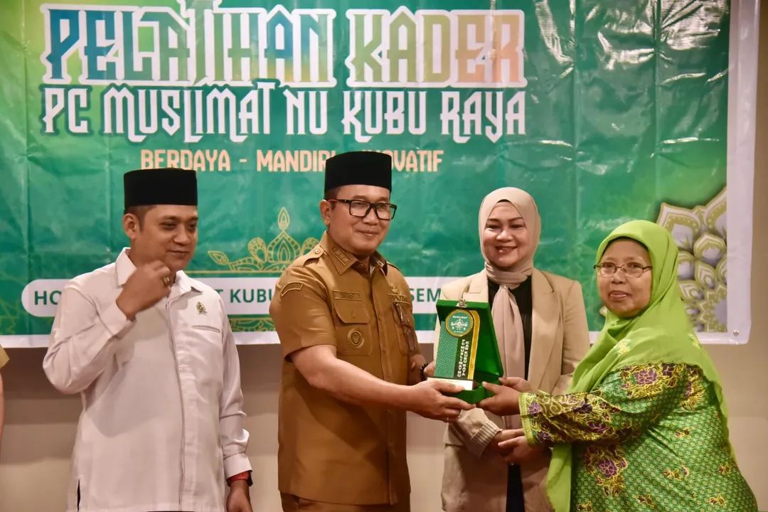 Sujiwo saat membuka Pelatihan Kader Pimpinan Cabang Muslimat Nahdlatul Ulama Kabupaten Kubu Raya yang digelar di Hotel Four Point, Sungai Raya, Selasa (23/12/2025).