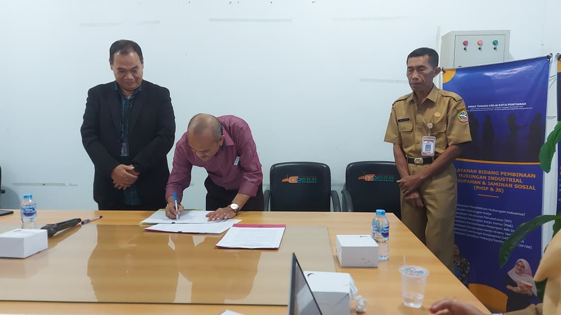 Penandatanganan berita acara hasil kesepakatan bersama Dewan Pengupahan Kota Pontianak tentang UMK Pontianak 2026.